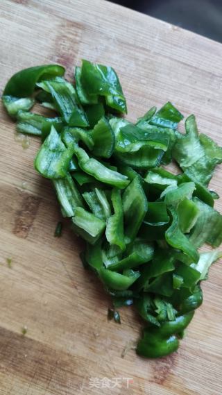 青椒炒毛花鱼的做法步骤：1