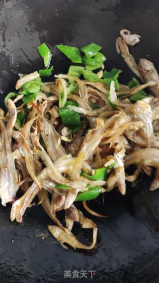 青椒炒毛花鱼的做法步骤：3
