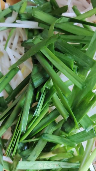 绿豆芽炒韭菜的做法步骤：2