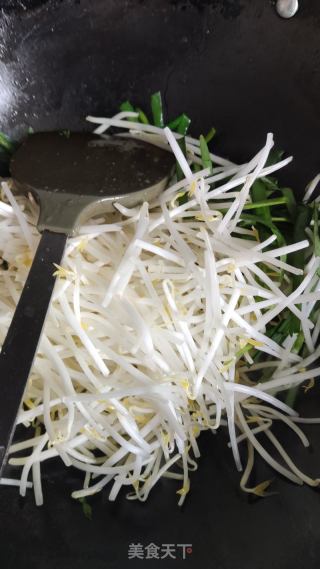 绿豆芽炒韭菜的做法步骤：3