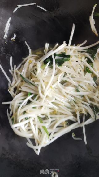 绿豆芽炒韭菜的做法步骤：4