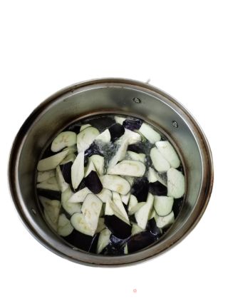 茄子饼的做法步骤：1