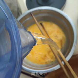 大葱炒鸡蛋的做法步骤：2