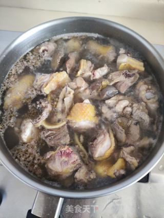 土豆焖鸡的做法步骤：1