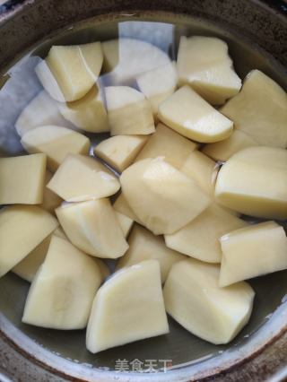土豆焖鸡的做法步骤：2