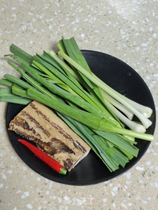 腊肉炒茨菇的做法步骤：1