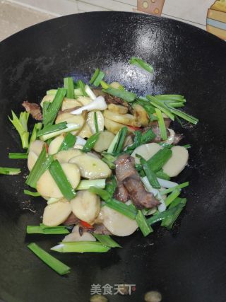 腊肉炒茨菇的做法步骤：9