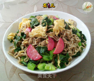 鸡蛋红肠青菜炒荞麦面的做法