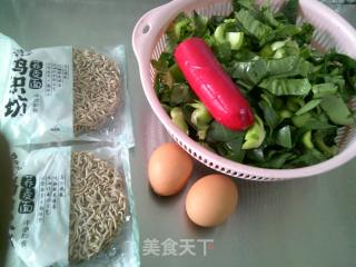 鸡蛋红肠青菜炒荞麦面的做法步骤：1