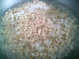 鸡蛋红肠青菜炒荞麦面的做法步骤：5