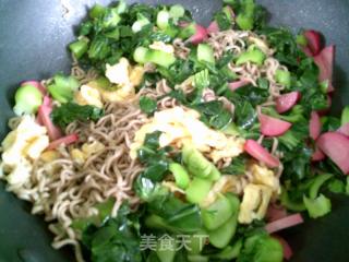 鸡蛋红肠青菜炒荞麦面的做法步骤：10