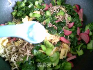 鸡蛋红肠青菜炒荞麦面的做法步骤：11