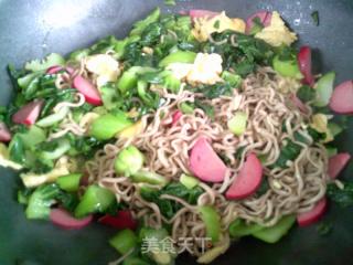 鸡蛋红肠青菜炒荞麦面的做法步骤：12