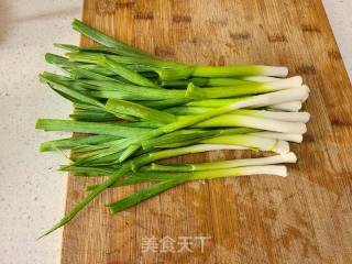 蒜苗炒虾仁的做法步骤：1
