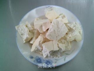 海鲜菇红肠豆腐煲的做法步骤：2
