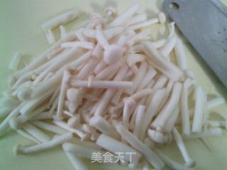 海鲜菇红肠豆腐煲的做法步骤：3