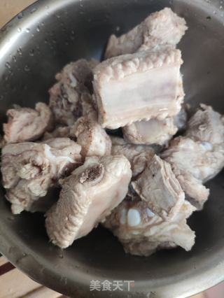 菠菜排骨汤的做法步骤：1