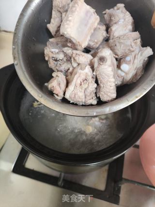 菠菜排骨汤的做法步骤：2