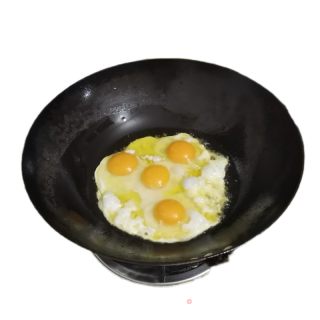 青椒火腿肠炒煎蛋的做法步骤：1