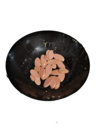 青椒火腿肠炒煎蛋的做法步骤：2