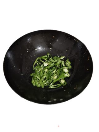 青椒火腿肠炒煎蛋的做法步骤：3