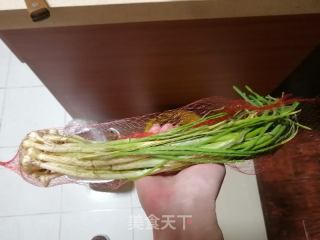 野葱炒花甲的做法步骤：1