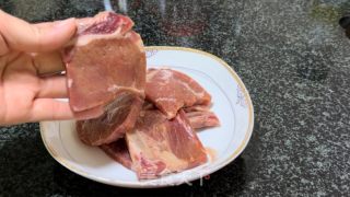 咖喱牛仔骨的做法步骤：1