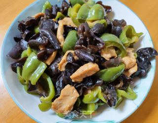 木耳青椒炒肉的做法