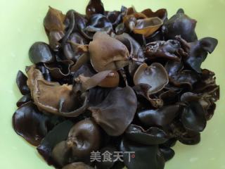 木耳青椒炒肉的做法步骤：1