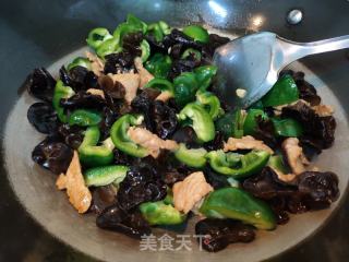 木耳青椒炒肉的做法步骤：7