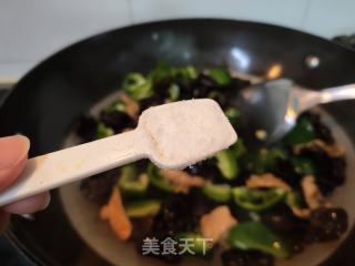 木耳青椒炒肉的做法步骤：8