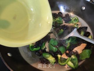 木耳青椒炒肉的做法步骤：11