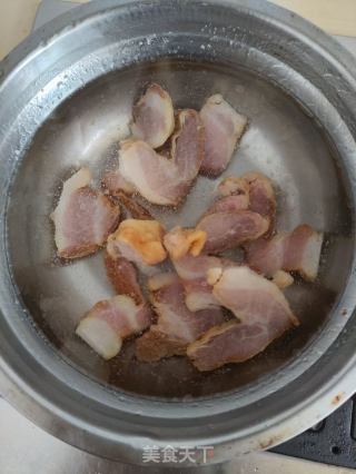 胡萝卜菜花炒腊肉的做法步骤：1