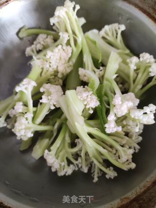 胡萝卜菜花炒腊肉的做法步骤：2