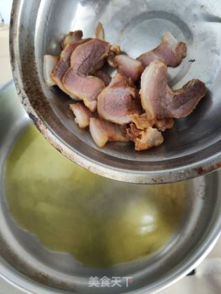 胡萝卜菜花炒腊肉的做法步骤：4