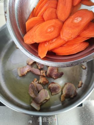 胡萝卜菜花炒腊肉的做法步骤：5