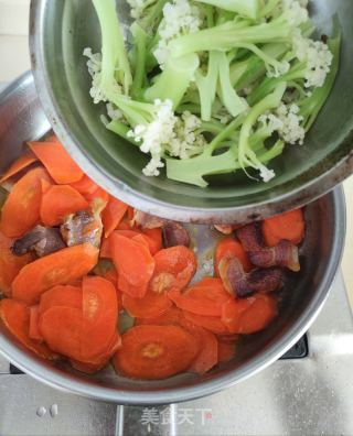 胡萝卜菜花炒腊肉的做法步骤：6