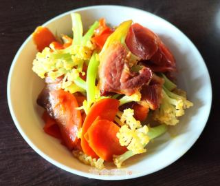 胡萝卜菜花炒腊肉的做法步骤：7