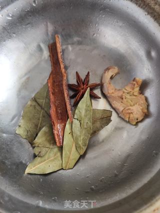 红酒肘子的做法步骤：2