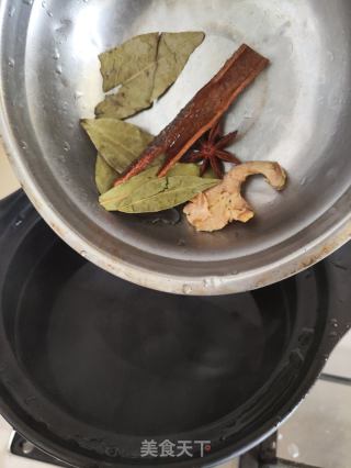 红酒肘子的做法步骤：3