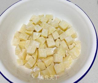焦香土豆的做法步骤：2