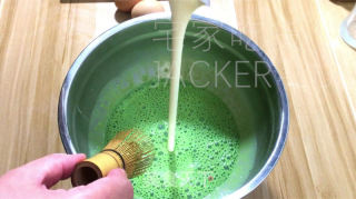 抹茶淡奶烤布丁，制作简单，甜而不腻，口感Q弹软嫩。的做法步骤：4