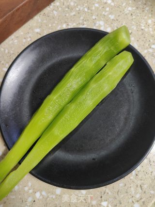莴笋炒肉的做法步骤：1