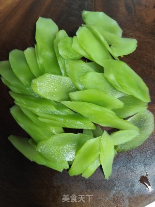 莴笋炒肉的做法步骤：2