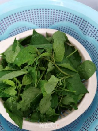 白花菜豆腐皮蛋汤的做法步骤：1