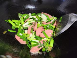 蒜苗炒火腿肠的做法步骤：4