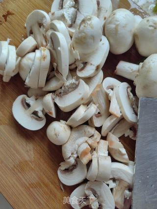 蘑菇炒牛肉的做法步骤：2