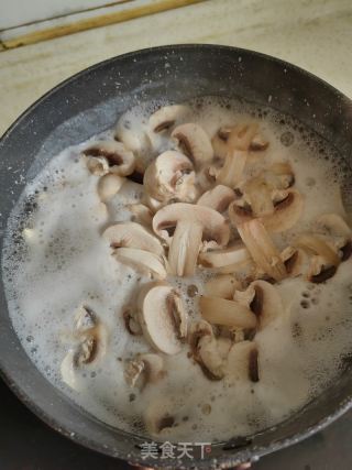 蘑菇炒牛肉的做法步骤：4