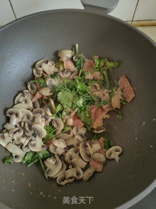 蘑菇炒牛肉的做法步骤：8