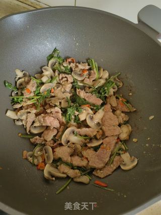 蘑菇炒牛肉的做法步骤：10